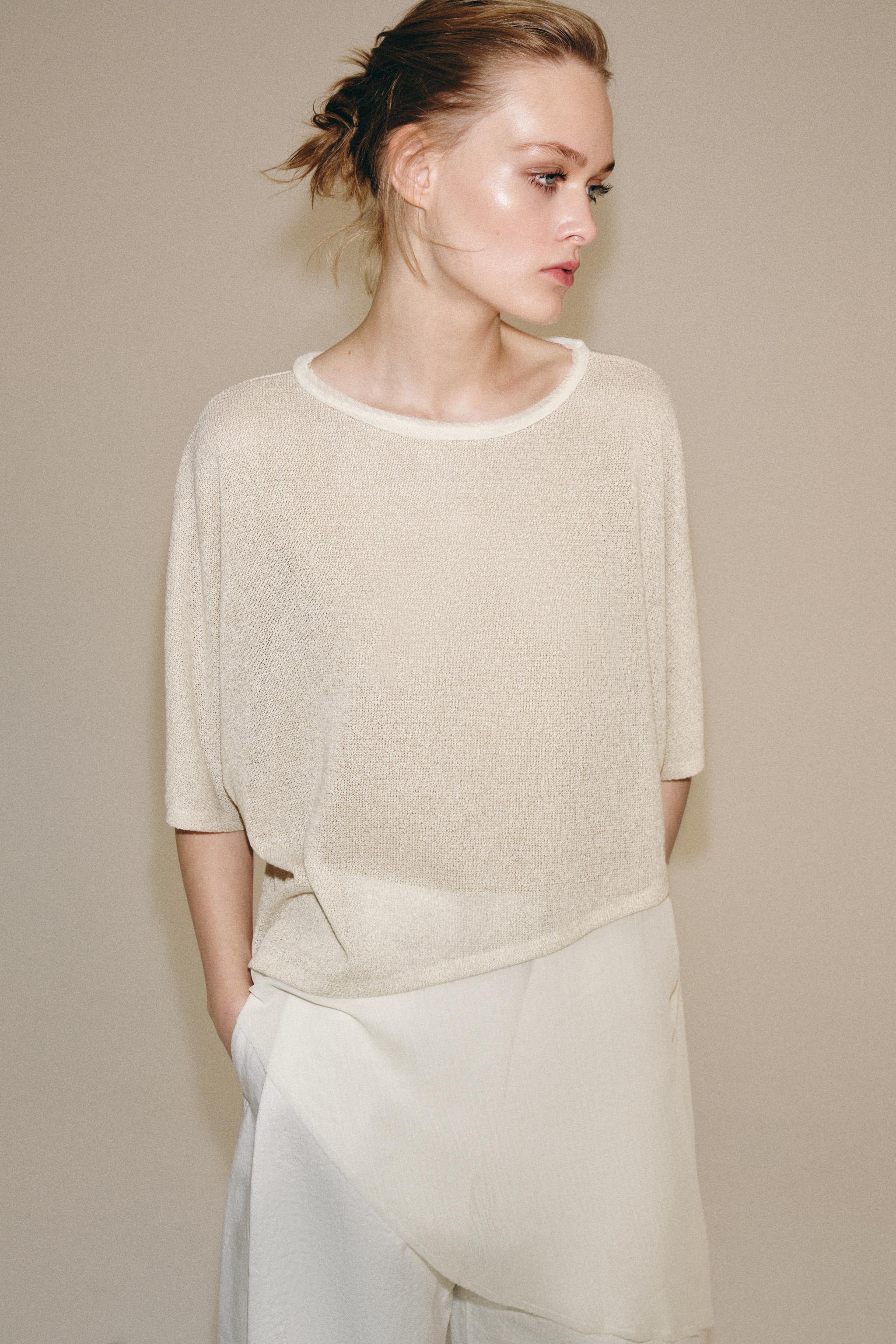 CONTRASTING TOP